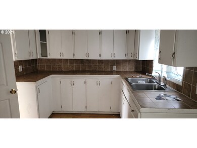 654 6th St, Myrtle Point, OR 97458 - photo 5