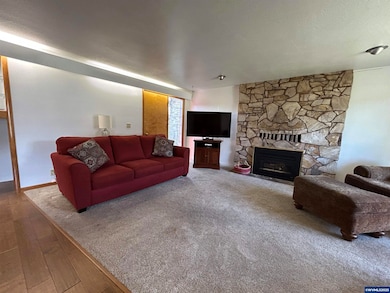 1090 SE 3rd Ave, Mill City, OR 97360 - photo 4