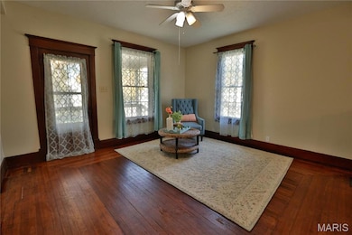 402 W Mechanic St, Hillsboro, IL 62049 - photo 5