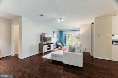 12106 Greenway Ct unit 102, Fairfax, VA 22033 - photo 3