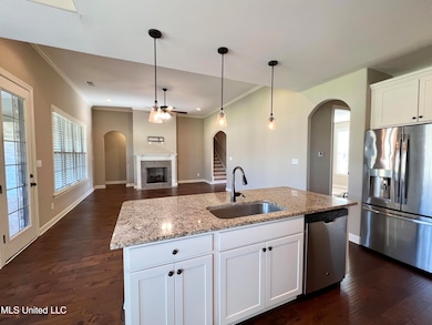 Kitchen Island & Breakfast Bar
