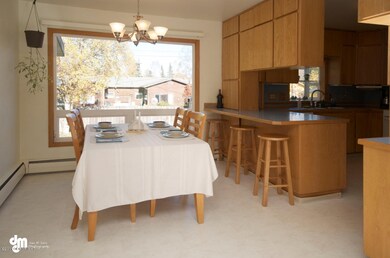 [photo 1181554] dining room