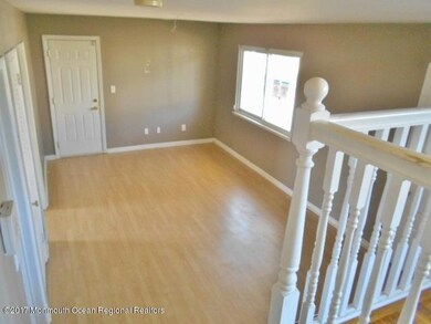 352-630872 - Family Room - different ang