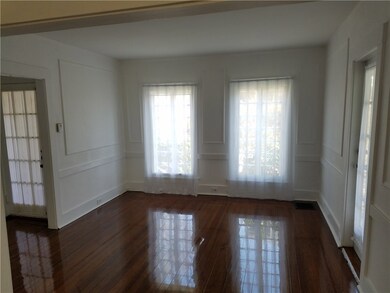 Entry/Living Room