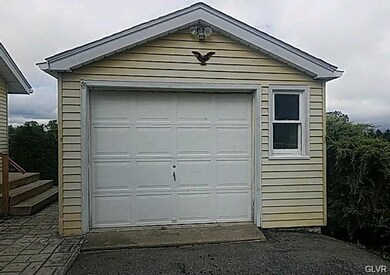 492 Monocacy Dr, Bath, PA 18014 - photo 3