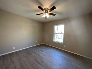 1217 N Hurt St, Sherman, TX 75090 - photo 4