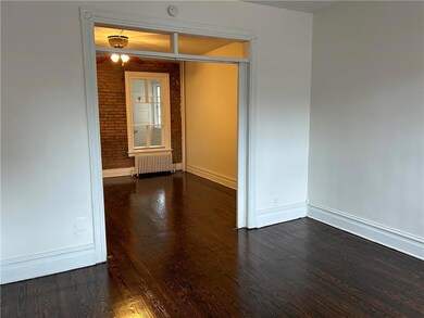 HOUSE - LIVING ROOM