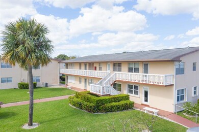 71 Coventry C, West Palm Beach, FL 33417 - photo 3