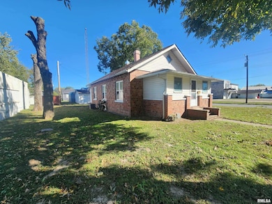 202 N Victor St, Christopher, IL 62822 - photo 3