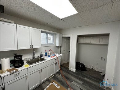 Kitchen w/Laundry