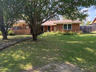 1620 Pope Cir, McComb, MS 39648 - photo 2