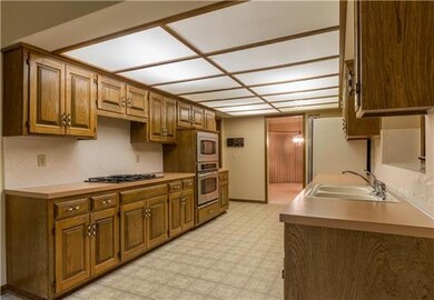 8548 Westgate St, Lenexa, KS 66215 - photo 5