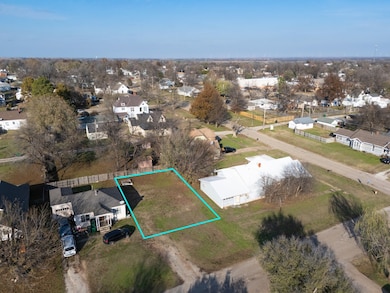 805 Gove St, Perry, OK 73077 - photo 3