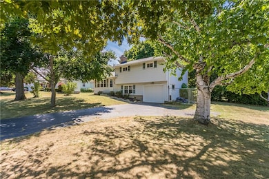 Welcome to 31 Hollybrook Rd., a lovely split in Sw
