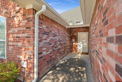 1927 Hollyglen Dr, Tyler, TX 75703 - photo 4