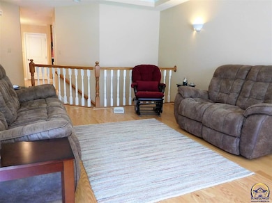 4710 SW 30th St, Topeka, KS 66614 - photo 2