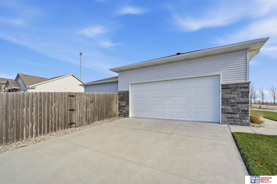 8300 Yankee Woods Dr, Lincoln, NE 68516 - photo 3