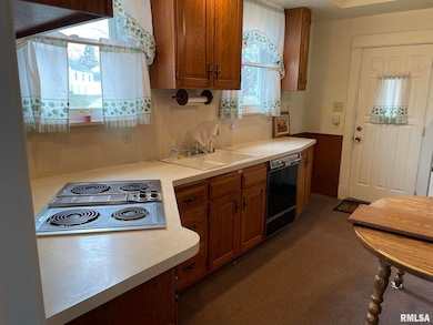 2206 Pacific St, Davenport, IA 52804 - photo 4