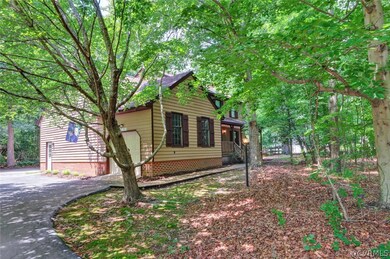 Single bay garage on the side, double car garage i