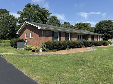 1403 Flippin Dr, Lafayette, TN 37083 - photo 2