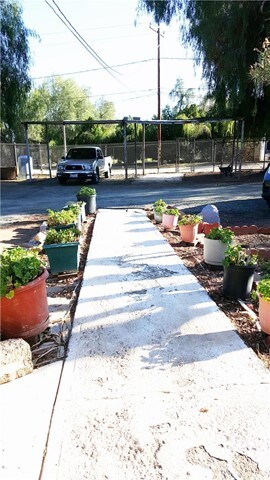 long walking pathway towards the house facing the 
