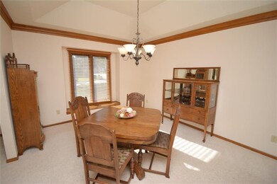 Frml DR w/tray ceiling & window seat