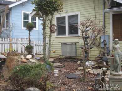 Front yard w/ picket fence