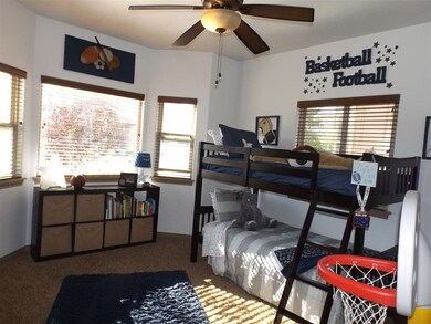Large Bedroom with Great light - bay window-fan li