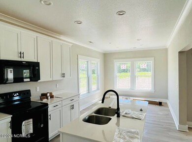 Kitchen w/ Eat in area