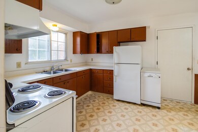 3523 Davidson Dr, Lansing, MI 48910 - photo 2