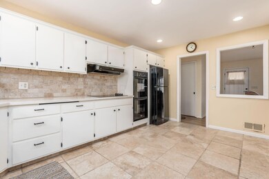 975 Meadowview Dr, Columbus, OH 43224 - photo 4