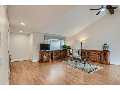 Living Room/Entrance