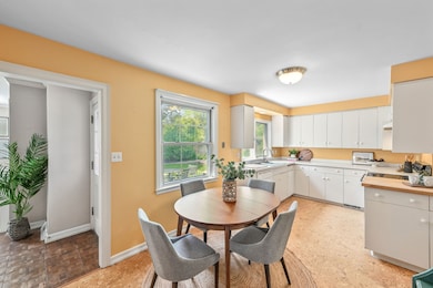 Kitchen w Nice Flow & Storage