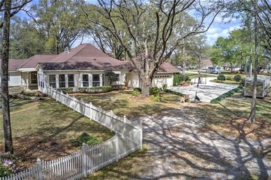 Picket fence, serene, quite in very desirable subd
