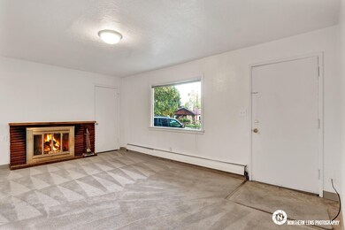 Living Room/Fireplace