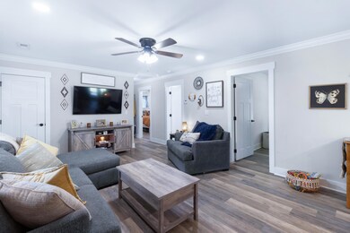 900 Moore Ave-3