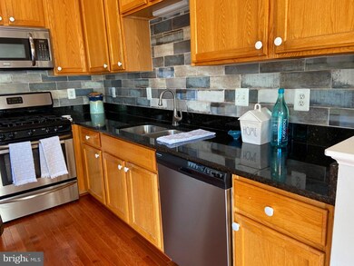 2537 Banshire Dr, Herndon, VA 20171 - photo 5