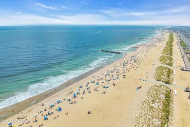 3.5 Blocks to the beach