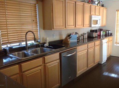 SO MANY KITCHEN CABINETS