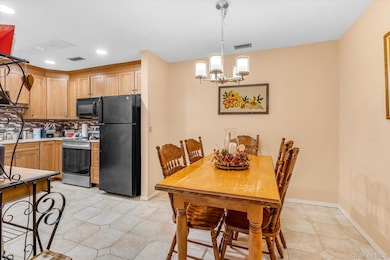 881 Skyline Dr unit 881, Coram, NY 11727 - photo 4