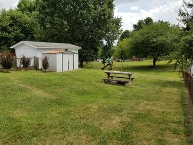 114 Lark St, Bristol, TN 37620 - photo 2