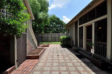 401 1 2 Aurora St, Houston, TX 77008 - photo 6