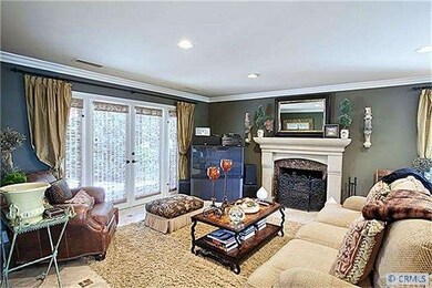 Beautiful living room that opens to the front pati