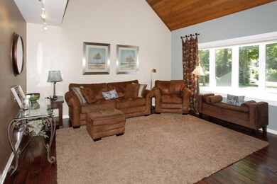 22100 robins way_03