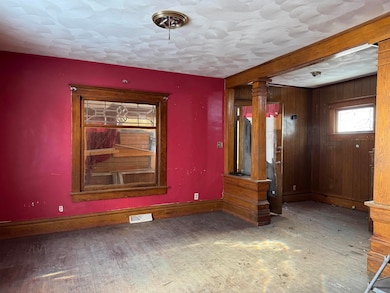 928 W 2nd St, Waterloo, IA 50701 - photo 2