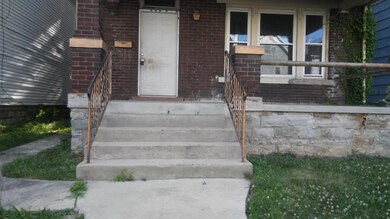 829 Gilbert - front porch 3