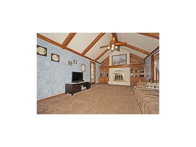 Large family room with vaulted ceiling, built-ins 