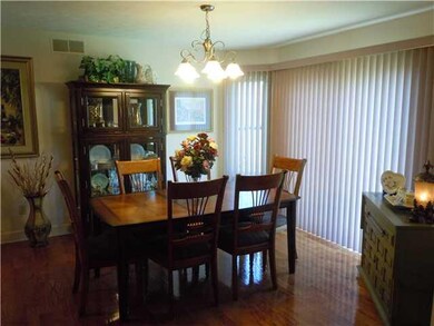 Dining Room Nice and bright dining area with gleem