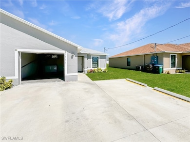 View of front of property featuring a front yard,