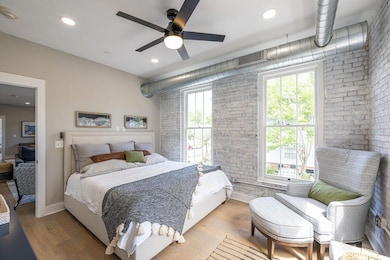 6- 70 Carolina St (201)